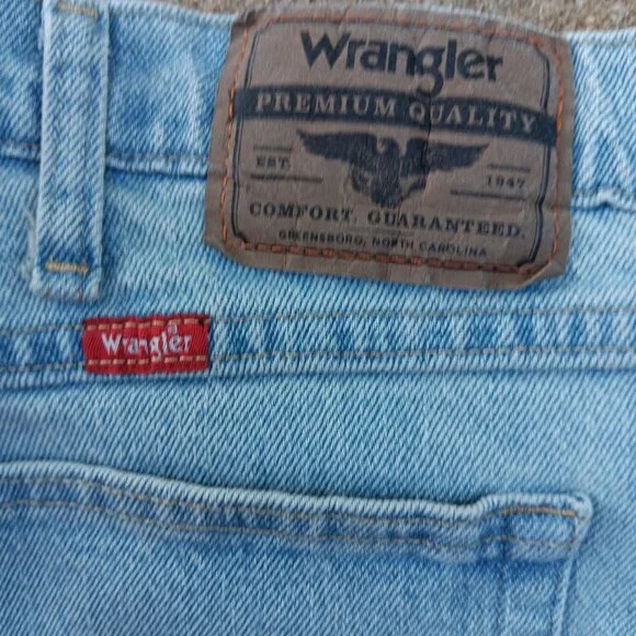 Wrangler Men's Relaxed Fit Jeans with Flex Blue Light Wash Size 44W x 30L - Picture 15 of 16